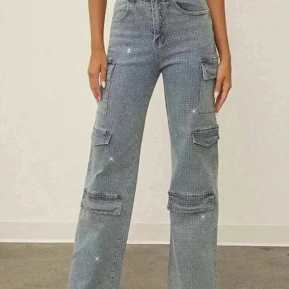 Medium Wash Curvy Women's Flap Pocket Side Cargo Mid Ride Jeans - Picture 4 of 6